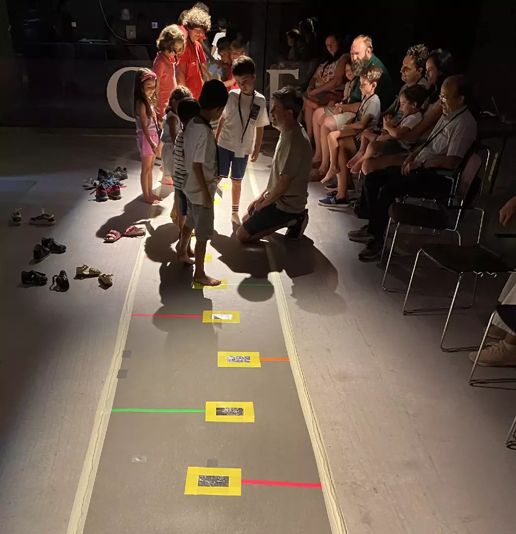 Un paseo sonoro de baldosas amarillas